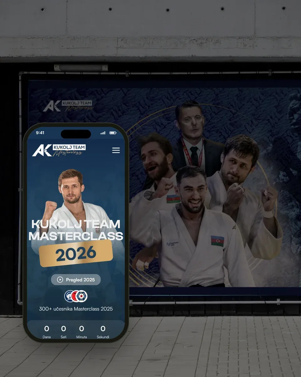 Vizual za Kukolj Team Masterclass na uličnom bilbordu u sumrak, a ispred njega sajt na telefonu